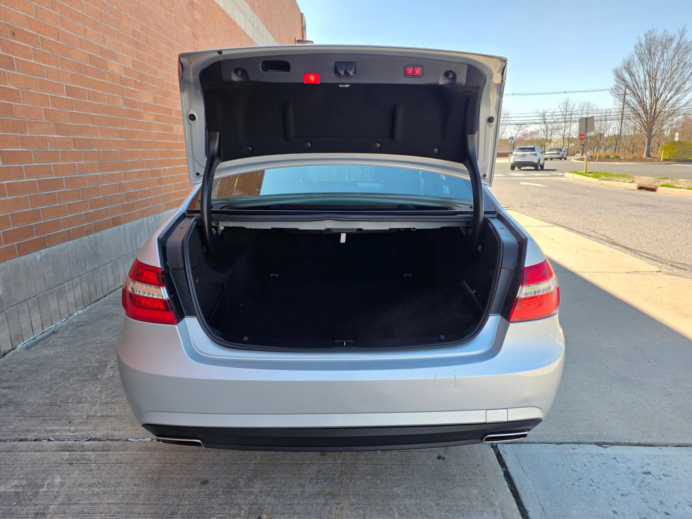 Used 2011 Mercedes-Benz E 550 4MATIC Sedan image 29