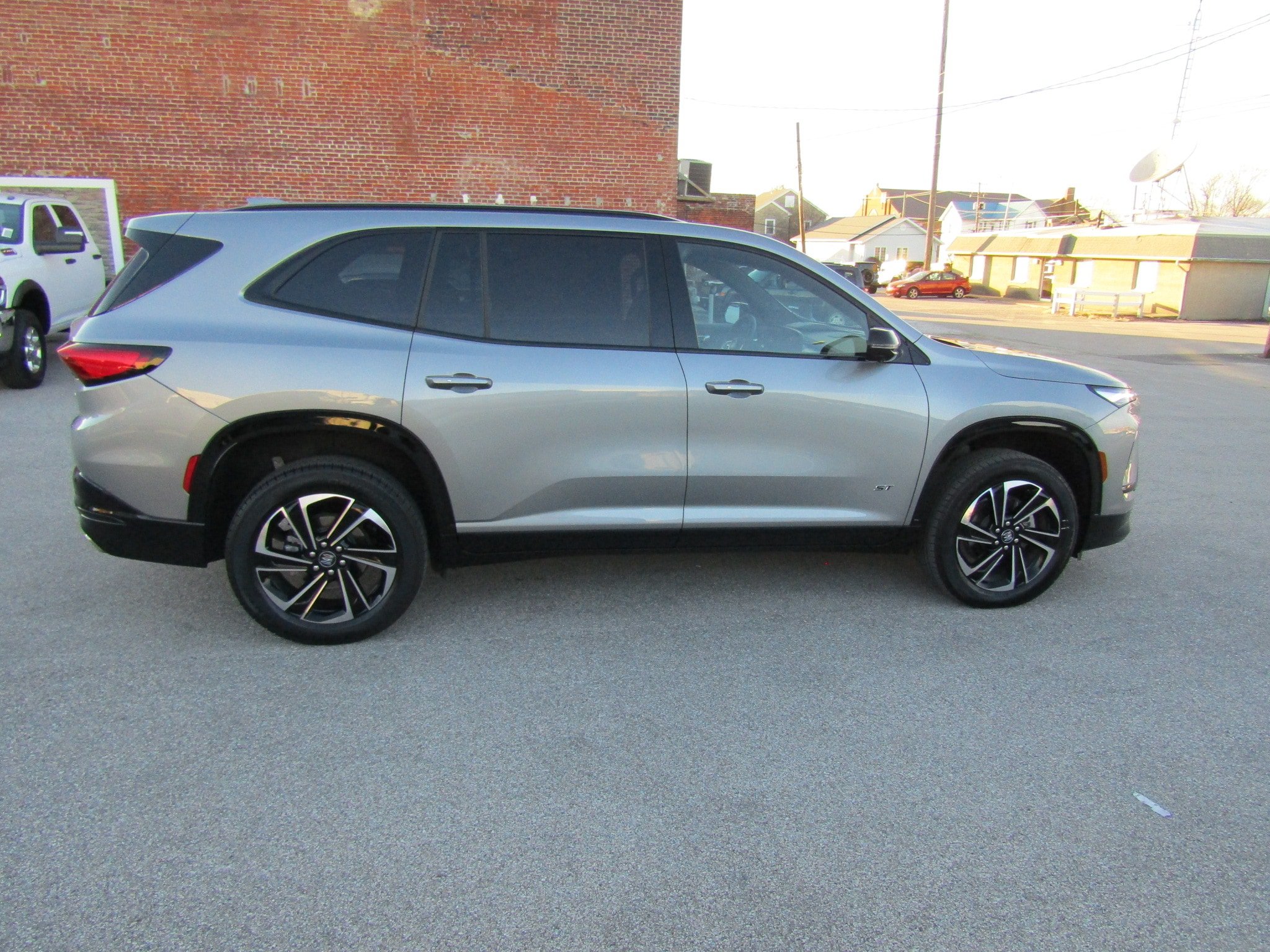 Used 2025 Buick Enclave Sport Touring AWD/4WD image 2