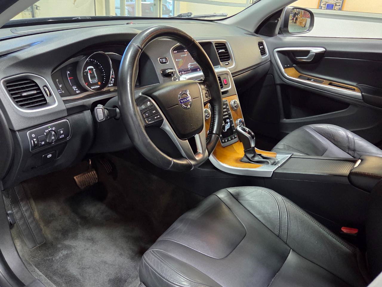 Used 2018 Volvo S60 T5 Inscription Platinum AWD/4WD image 16