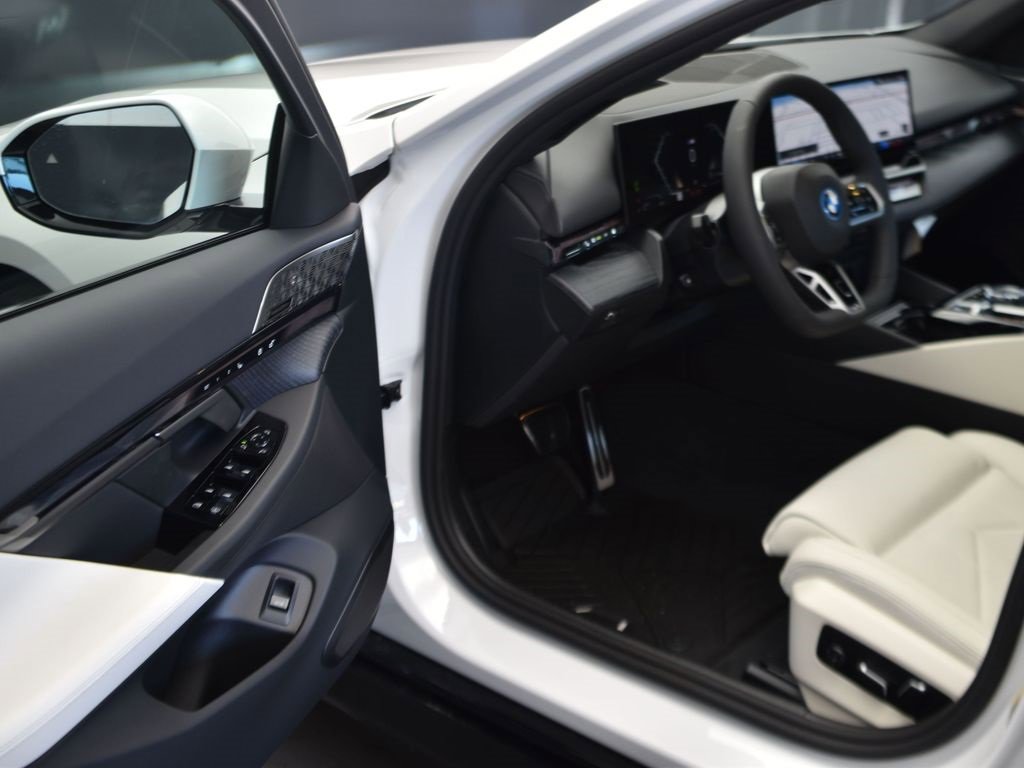 New 2026 BMW 550e xDrive w/ Executive Package image 11