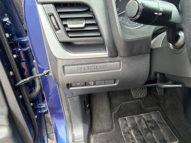 Used 2023 Nissan Rogue S FWD image 19