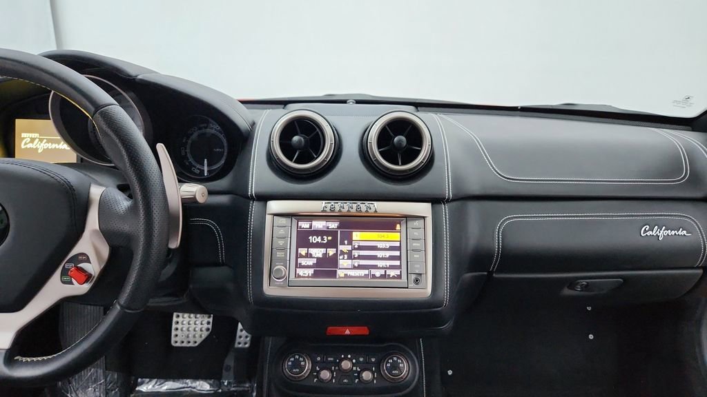 Used 2014 Ferrari California image 24