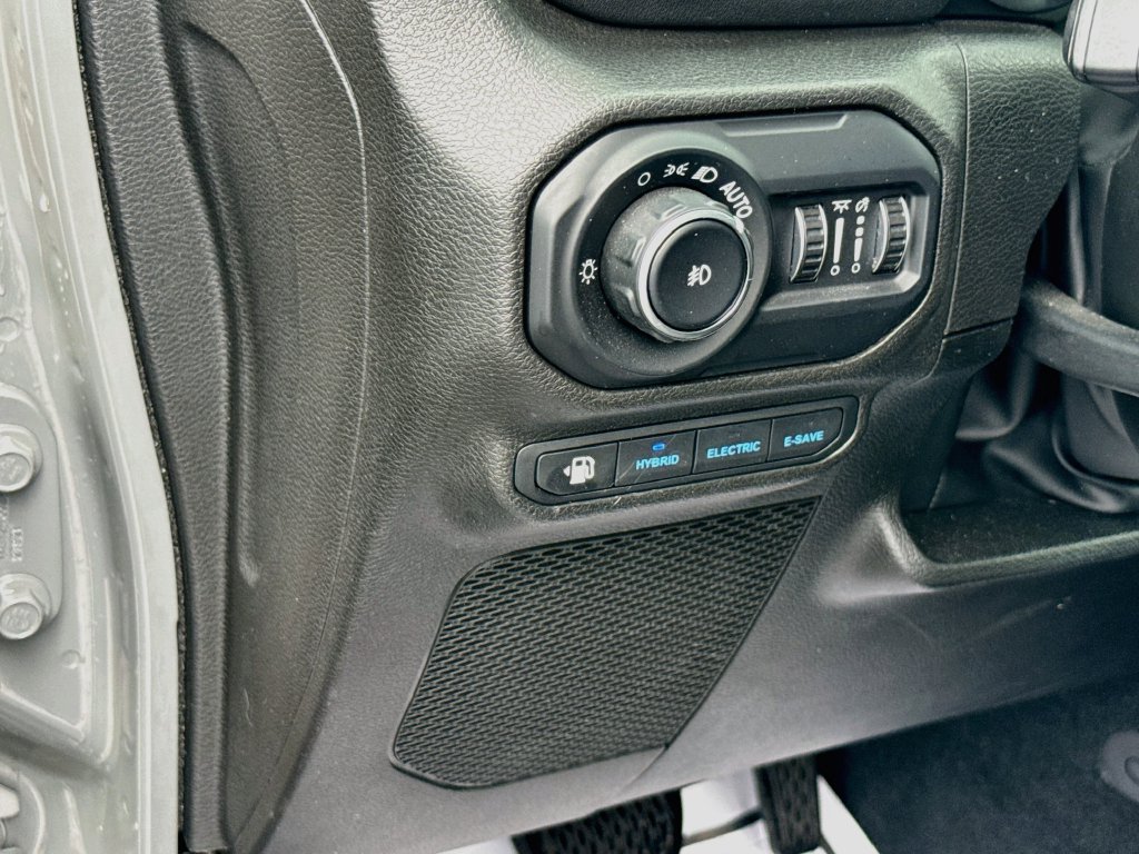 Used 2022 Jeep Wrangler Unlimited Sahara w/ Cold Weather Group AWD/4WD image 11