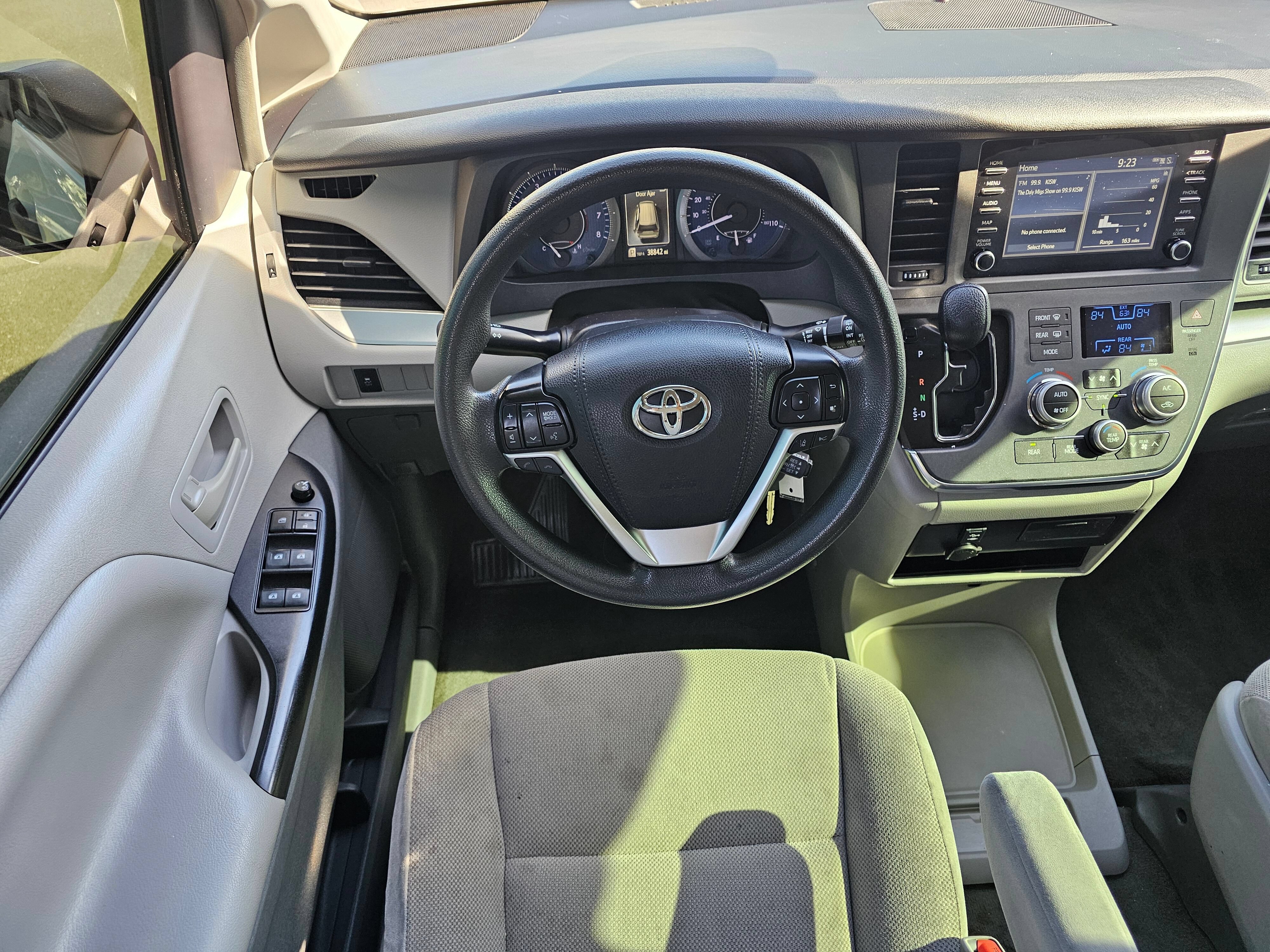 Used 2019 Toyota Sienna L w/ Carpet Mat Package FWD image 14