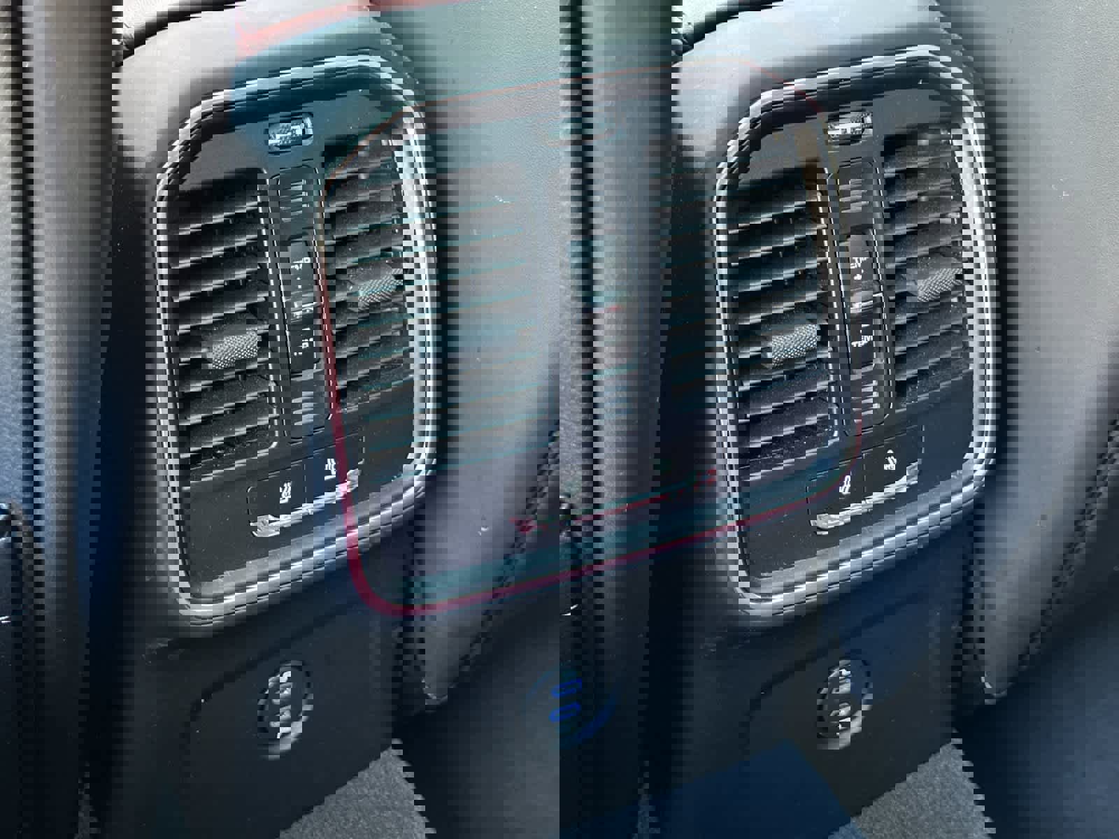 Used 2025 Porsche Macan image 14