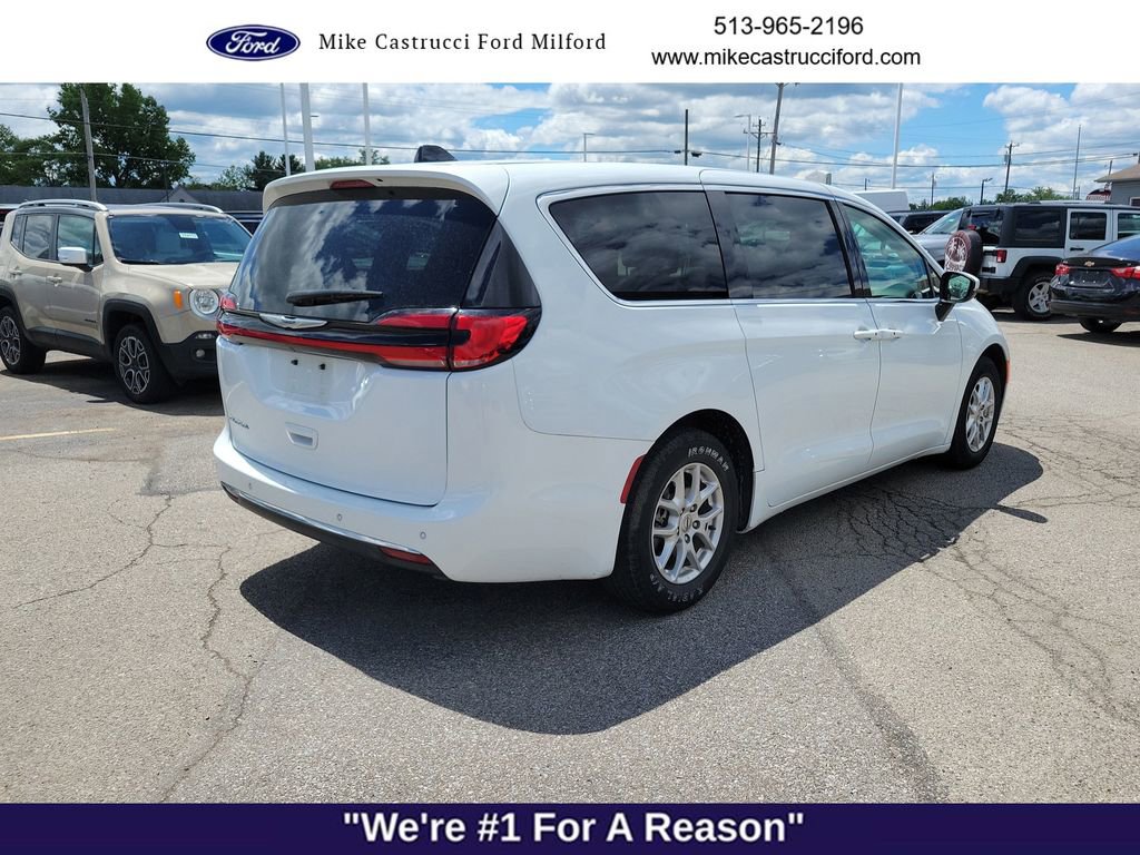 Used 2023 Chrysler Pacifica Touring-L FWD image 5