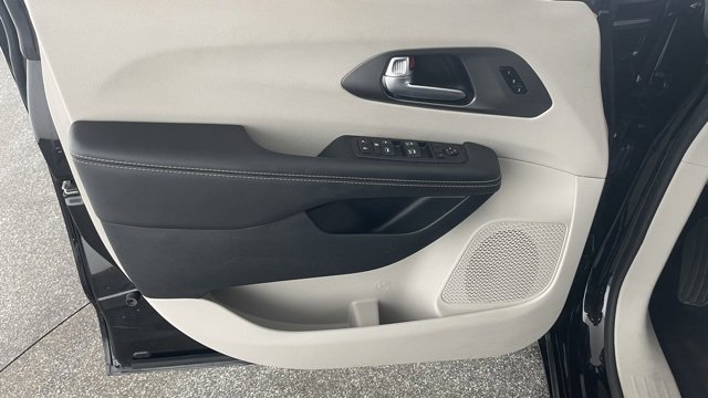 Used 2024 Chrysler Pacifica Touring-L image 35