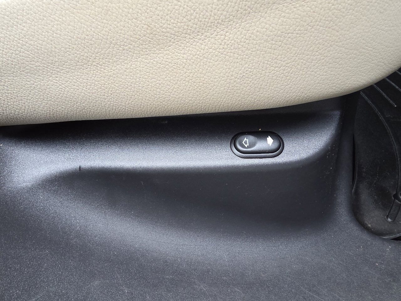 Used 2018 Land Rover Range Rover Velar S image 56