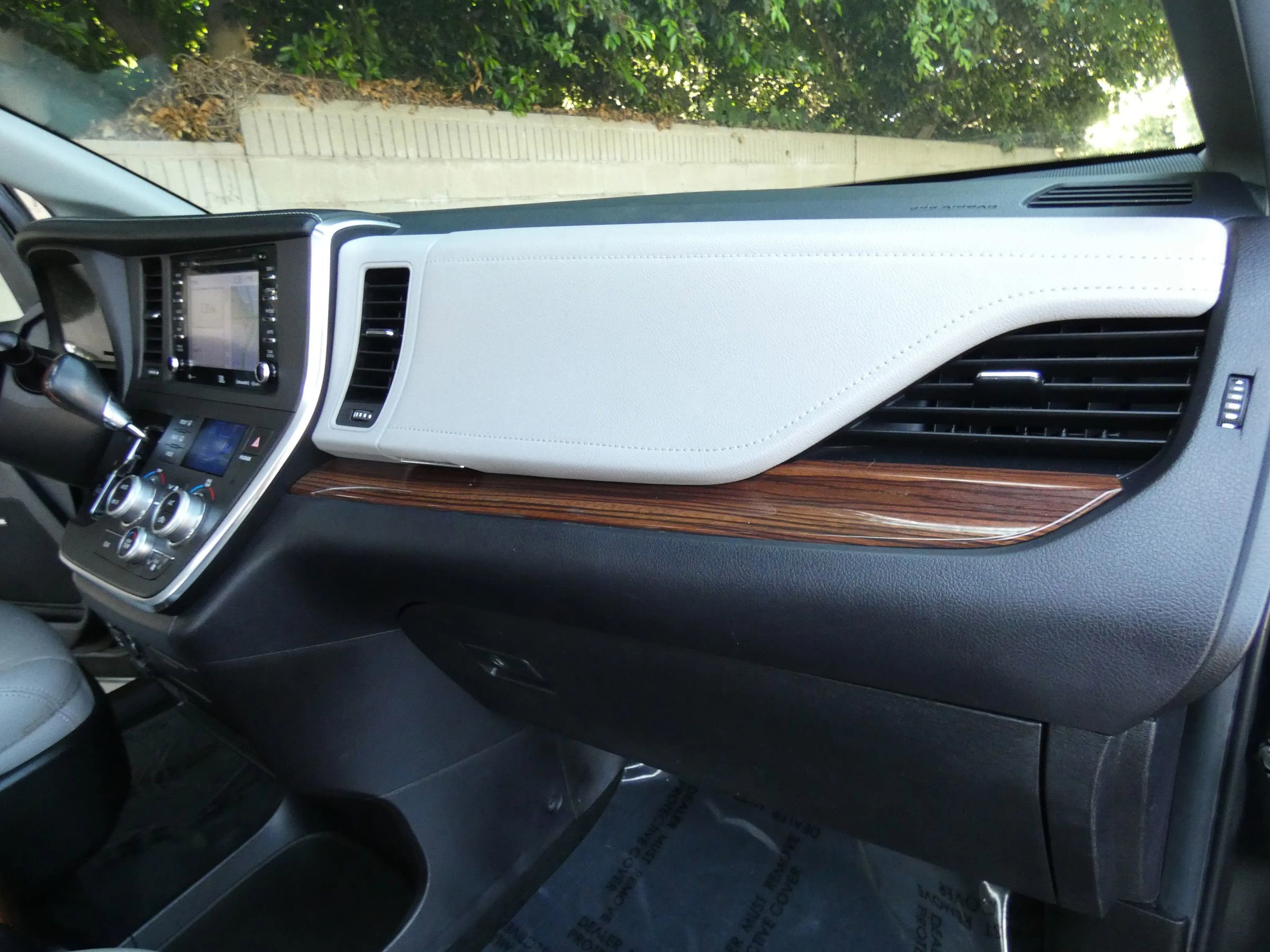 Used 2018 Toyota Sienna Limited image 31