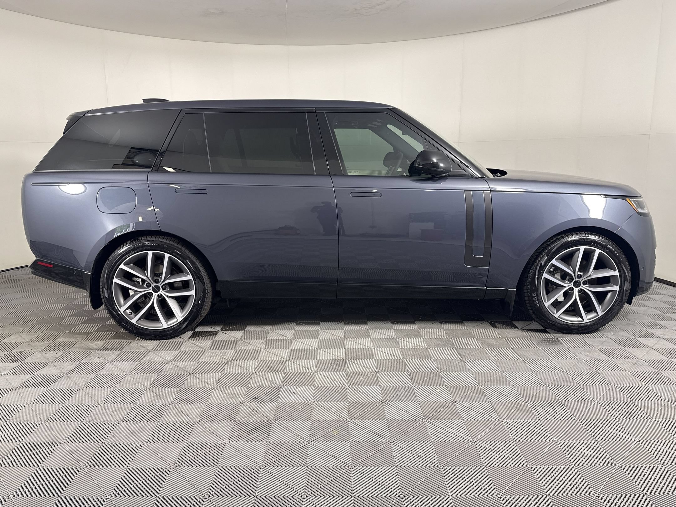 New 2026 Land Rover Range Rover Long Wheelbase SE AWD/4WD image 7