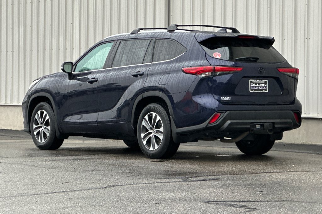 Used 2022 Toyota Highlander XLE AWD/4WD image 5