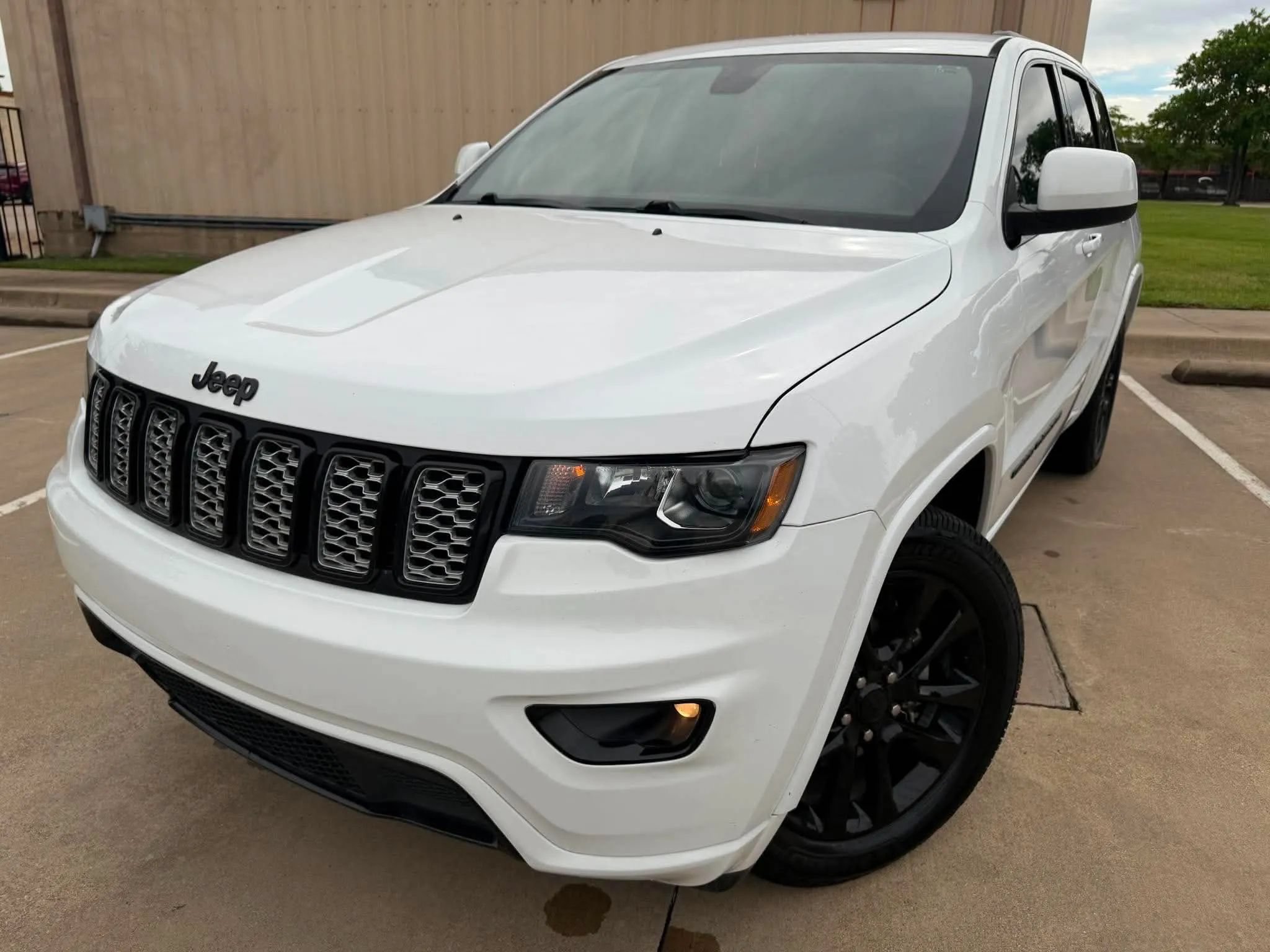 Used 2018 Jeep Grand Cherokee Altitude RWD image 1