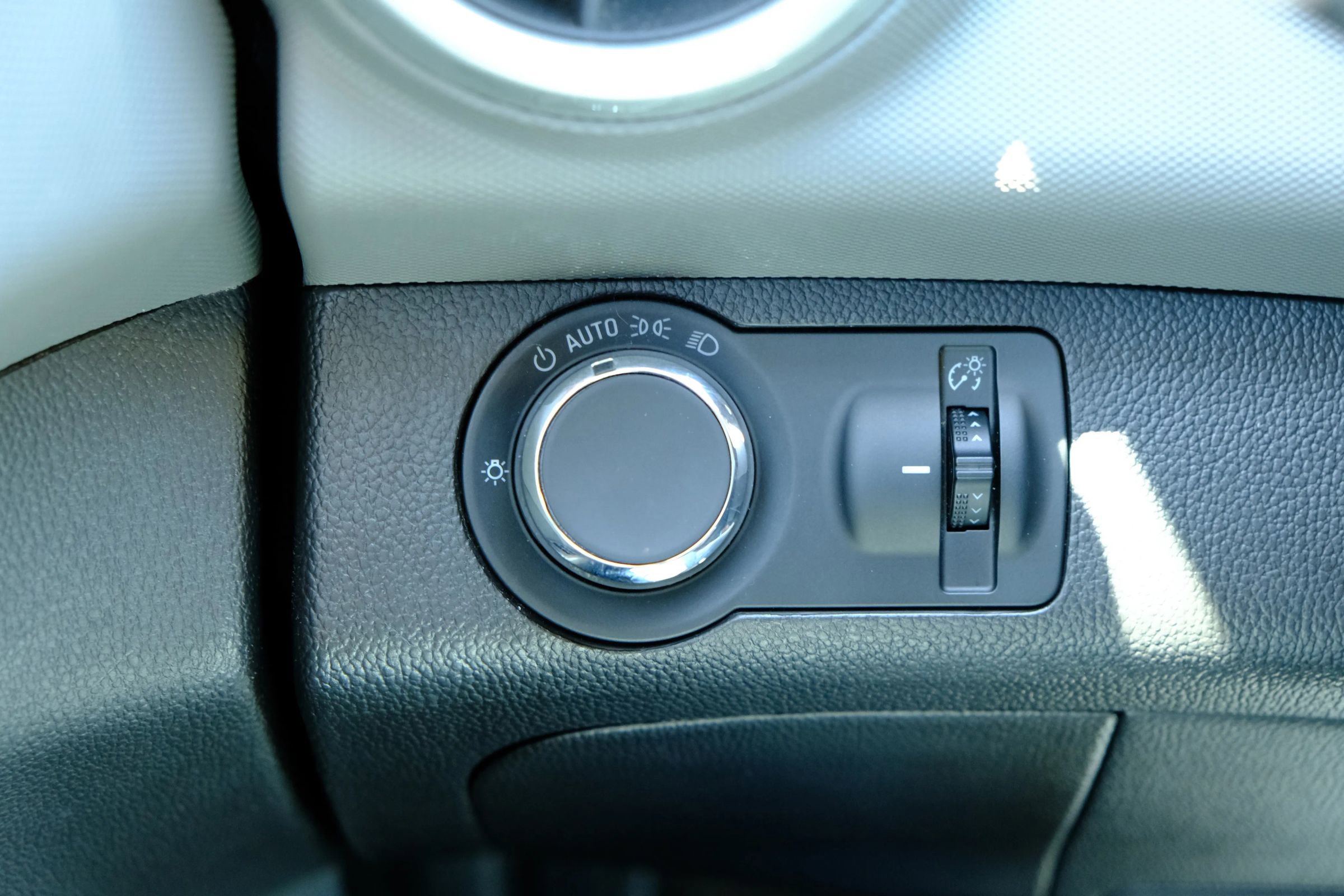 Used 2018 Chevrolet Sonic Premier w/ Driver Confidence Package FWD image 30