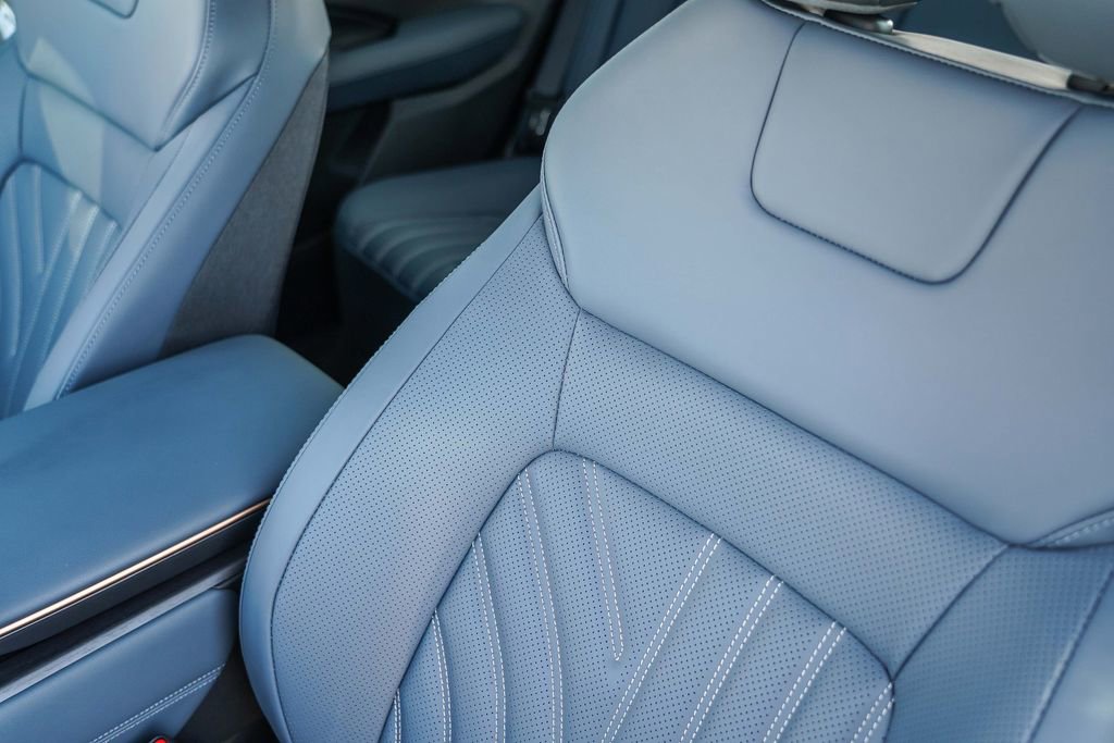 New 2025 Nissan Ariya Platinum image 29