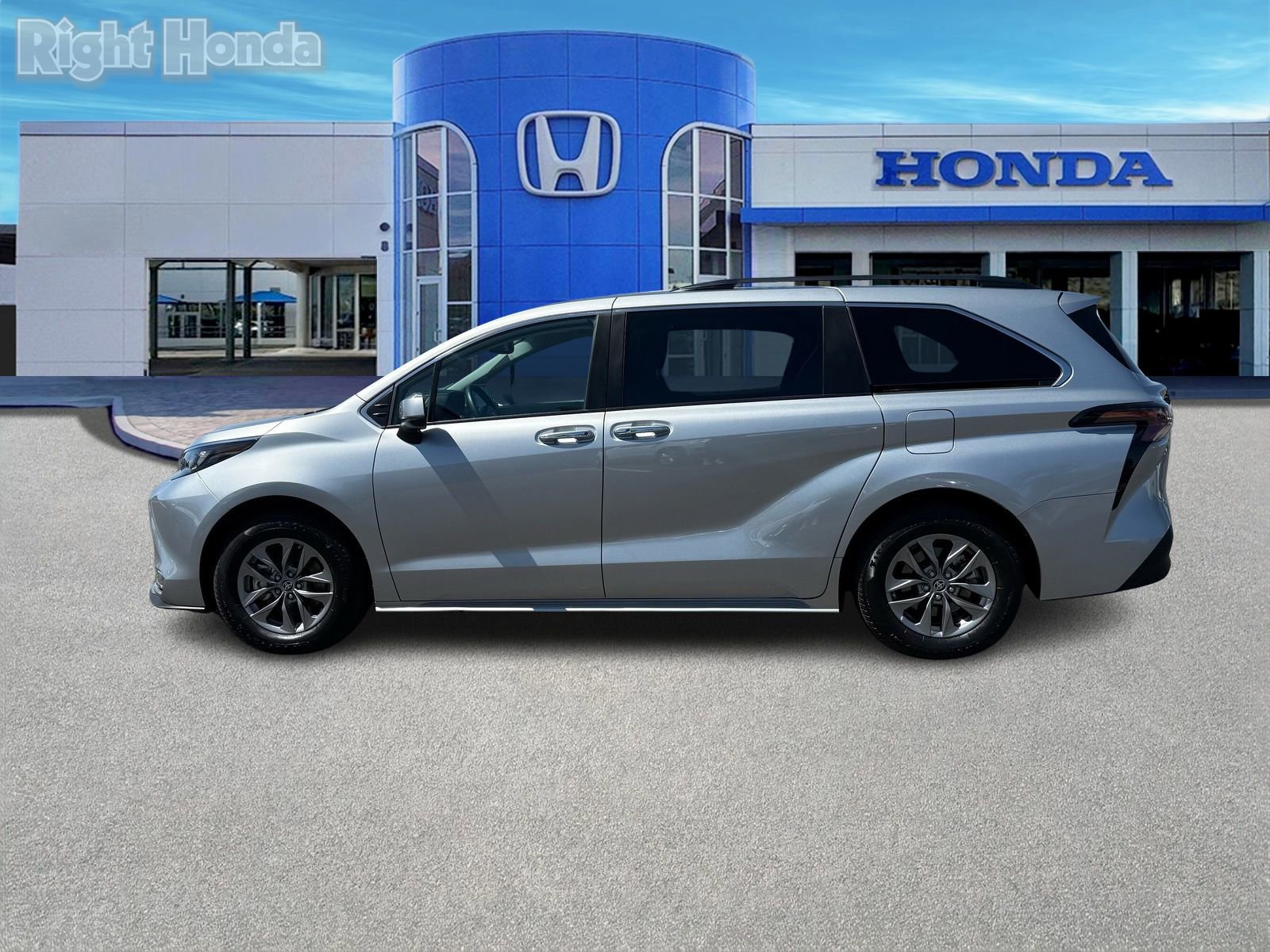 Used 2024 Toyota Sienna XLE FWD image 3