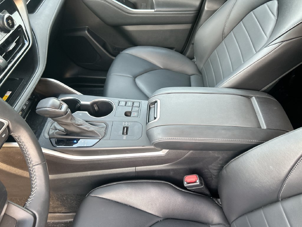 Used 2024 Toyota Highlander XLE FWD image 29