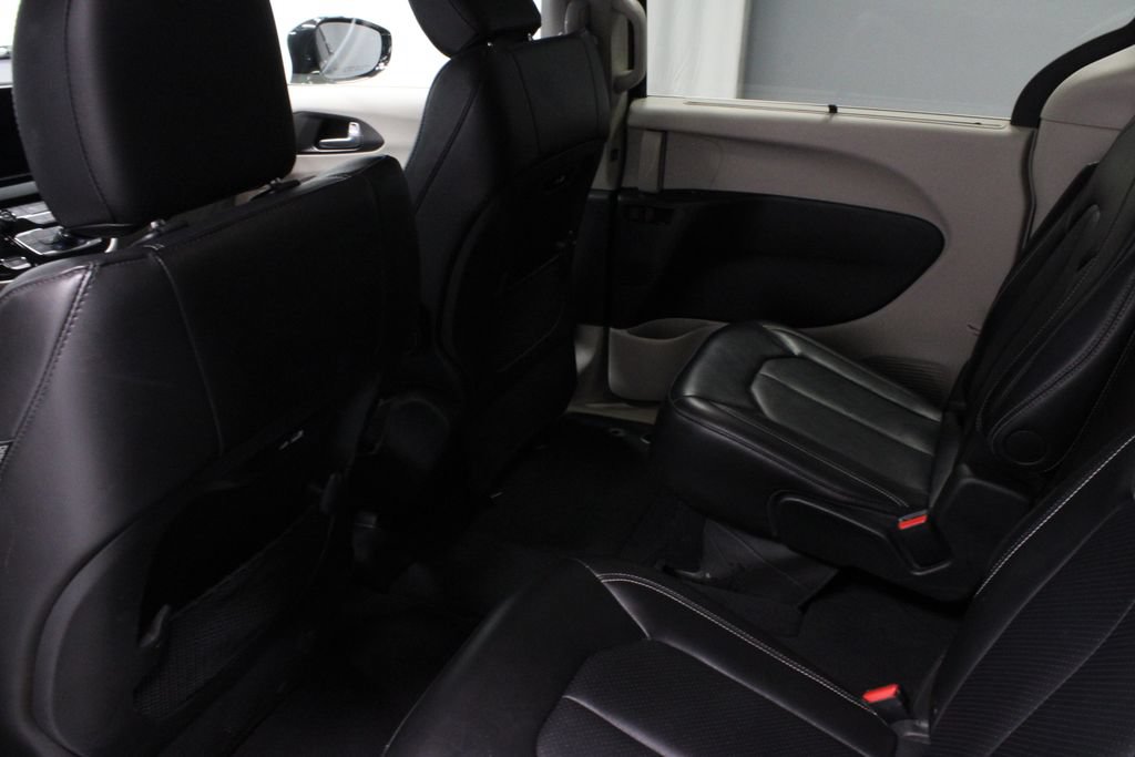 Used 2024 Chrysler Pacifica Touring-L FWD image 21
