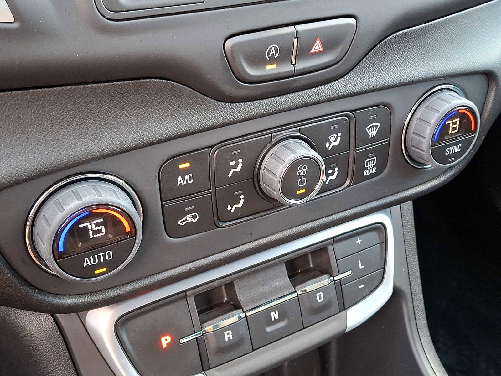 Used 2024 GMC Terrain SLE w/ Driver Convenience Package image 15