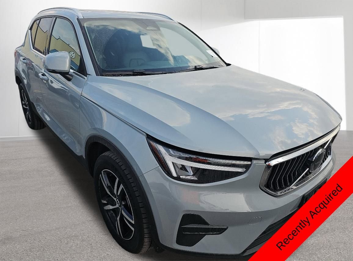 Used 2025 Volvo XC40 B5 Core image 3