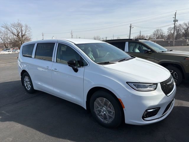 New 2026 Chrysler Pacifica Select image 1