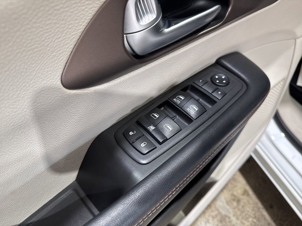 Used 2018 Chrysler Pacifica Touring-L image 16