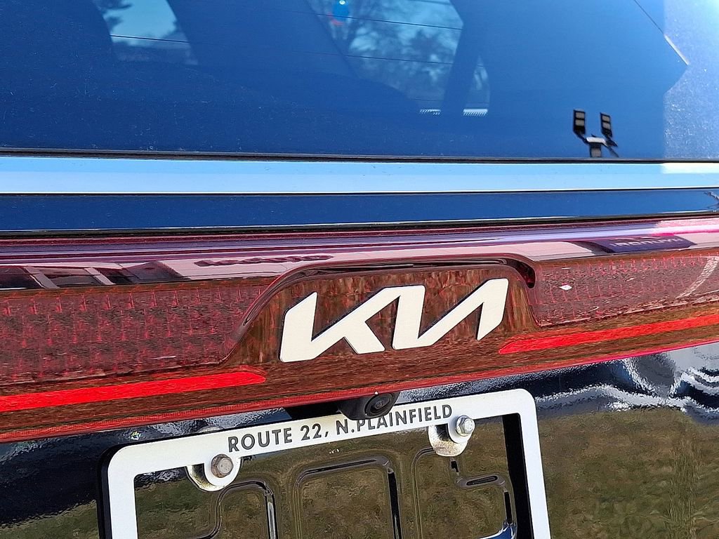 Used 2024 Kia Carnival EX image 30