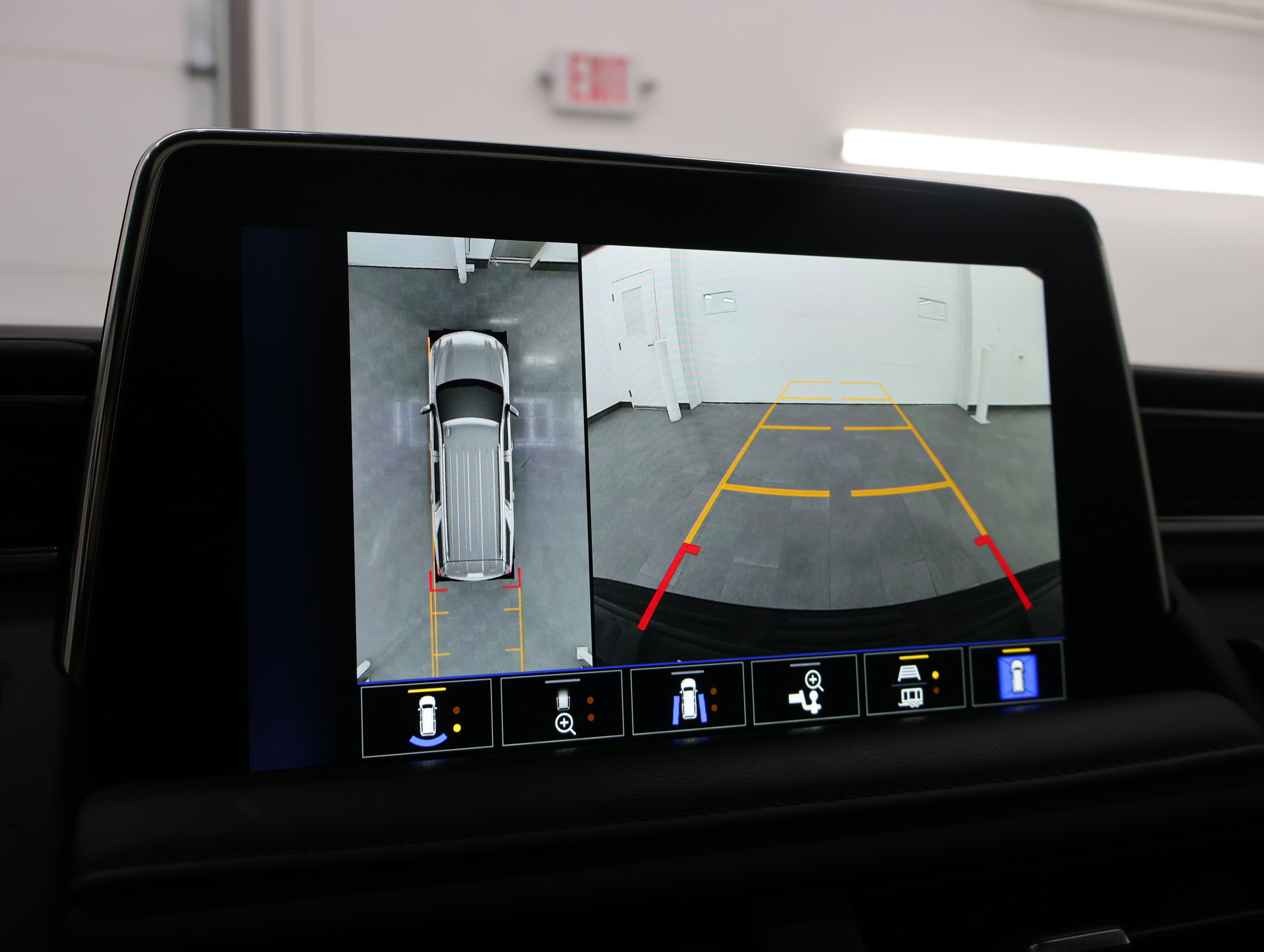 Used 2023 Chevrolet Suburban RST w/ Luxury Package AWD/4WD image 18