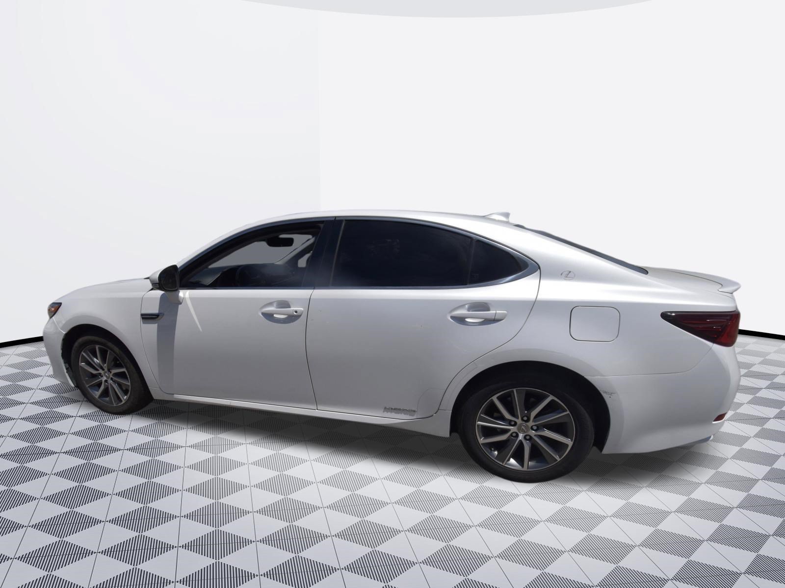 Used 2016 Lexus ES 300h w/ Navigation System Package FWD image 3