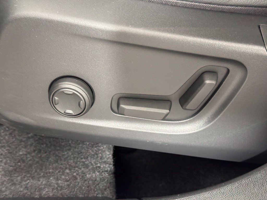 Certified 2025 Volvo XC40 B5 Plus AWD/4WD image 17