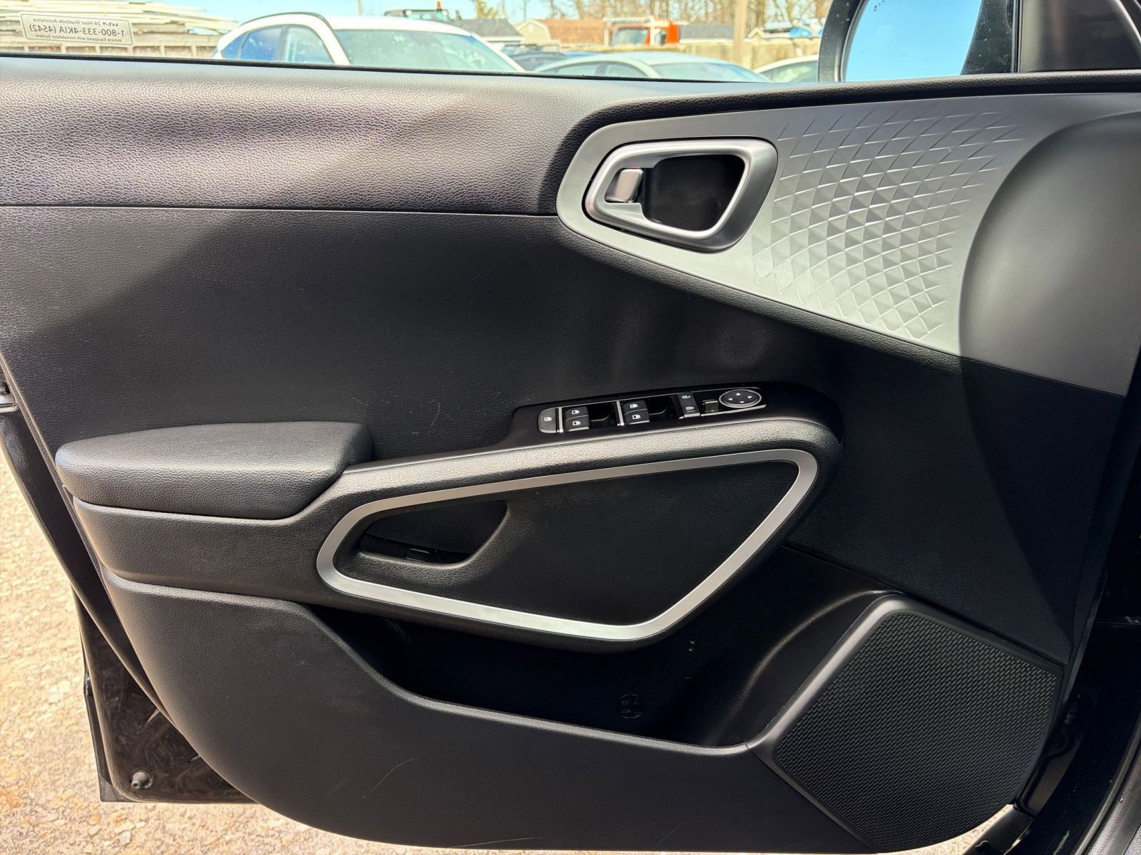 Used 2025 Kia Soul LX w/ LX Technology Package FWD image 18