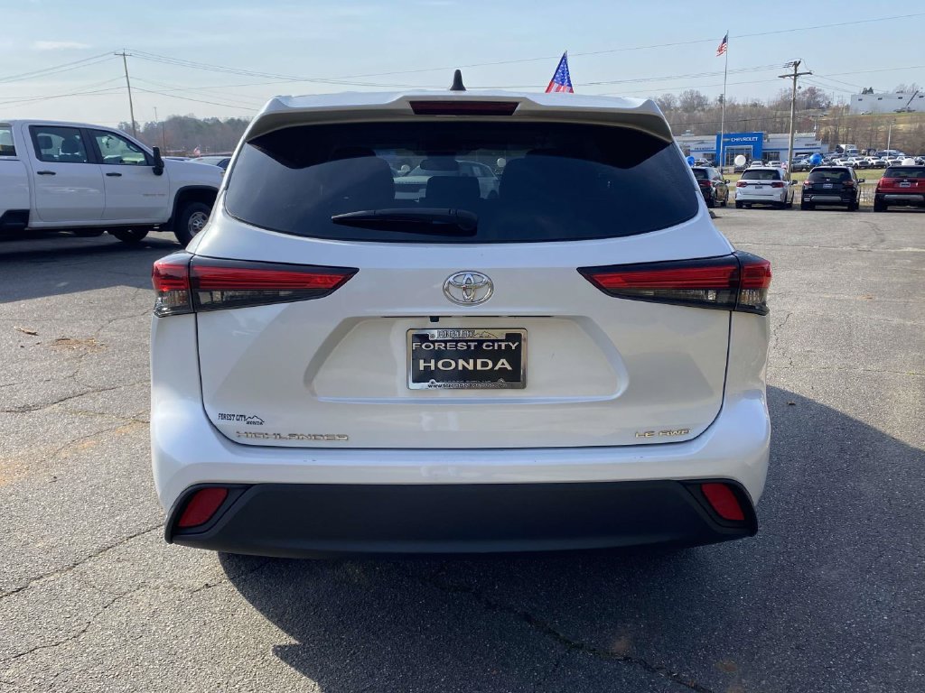 Used 2023 Toyota Highlander LE AWD/4WD image 4