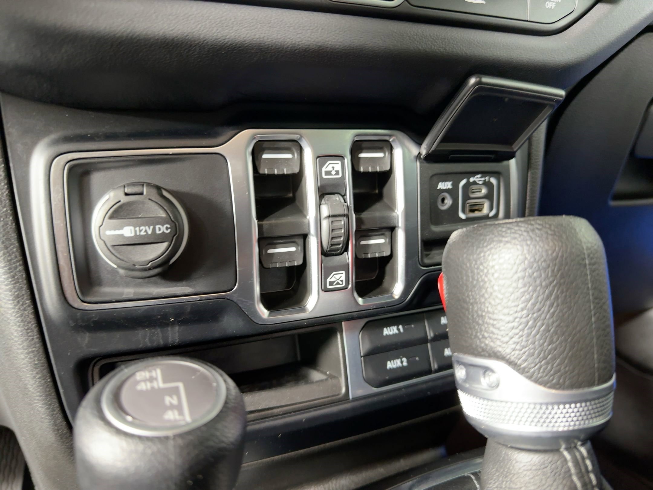 Used 2024 Jeep Wrangler Sahara w/ Technology Group image 15