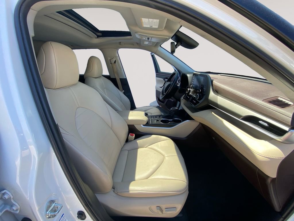 Used 2022 Toyota Highlander XLE AWD/4WD image 10