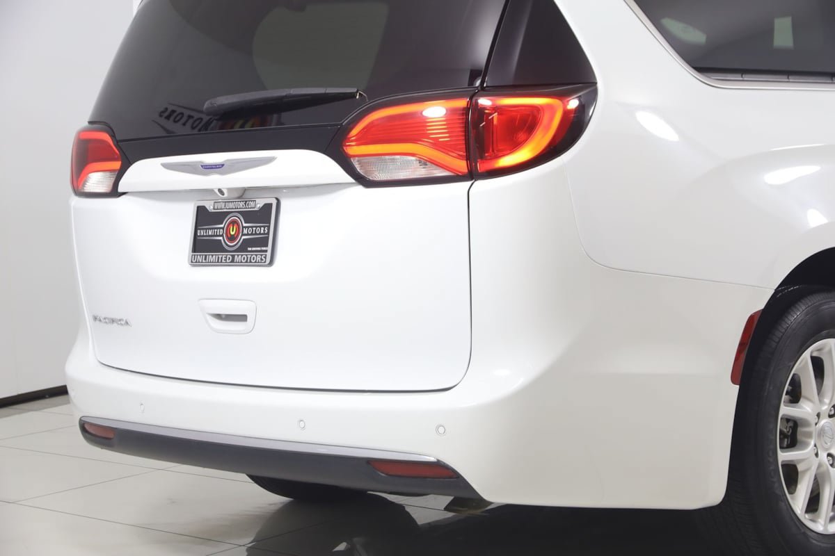 Used 2020 Chrysler Pacifica Touring FWD image 43
