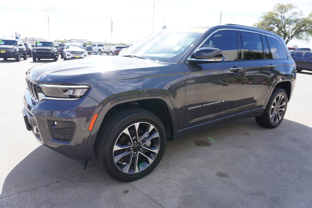 Used 2023 Jeep Grand Cherokee Overland w/ Luxury Tech Group IV AWD/4WD image 3