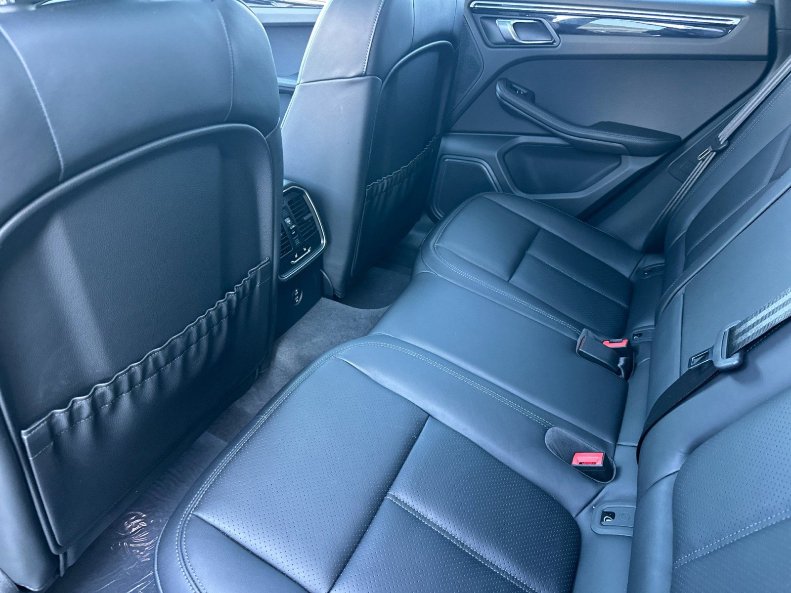 Certified 2025 Porsche Macan image 13