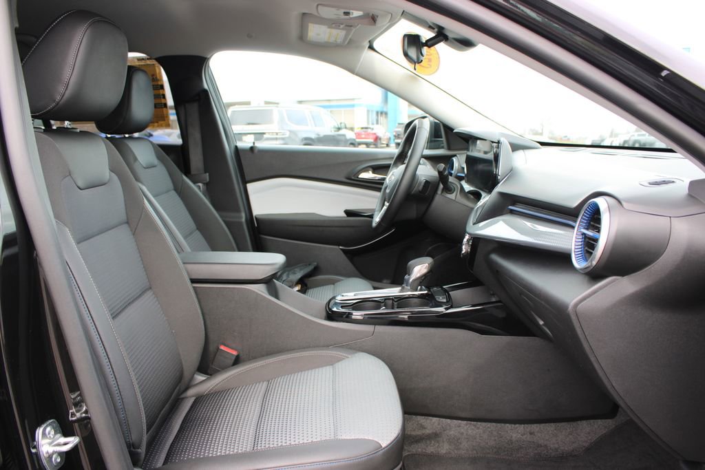 Used 2025 Chevrolet Trax LT w/ LT Convenience Package image 24