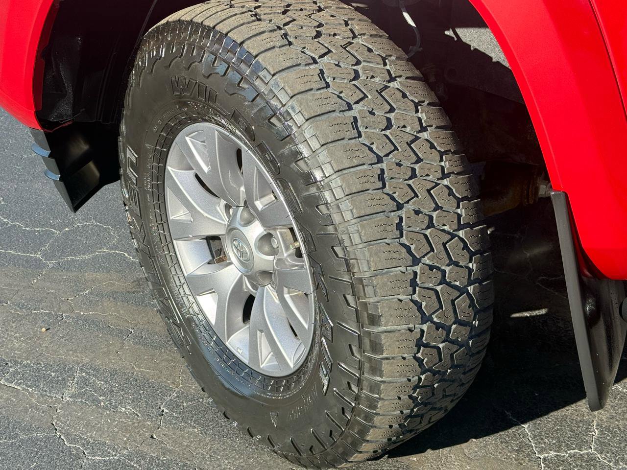Used 2018 Toyota Tacoma SR5 AWD/4WD image 28