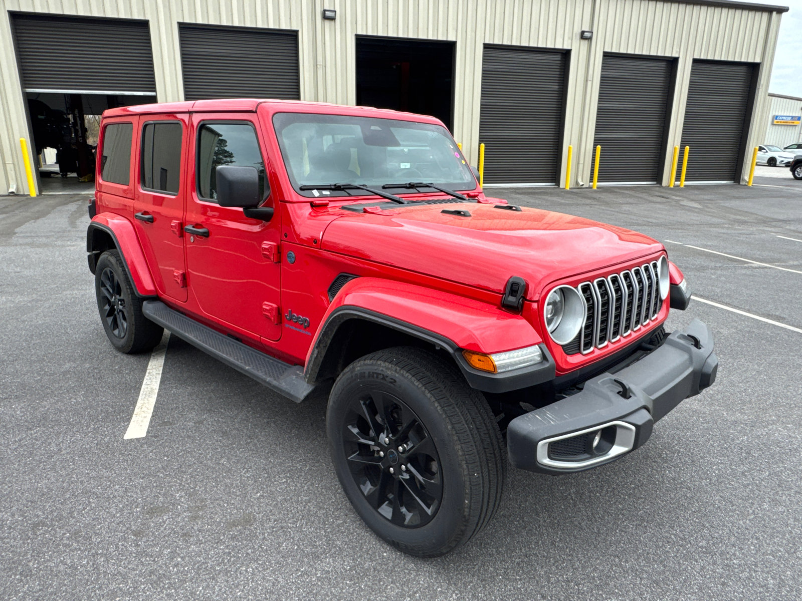 Used 2025 Jeep Wrangler Sahara image 3