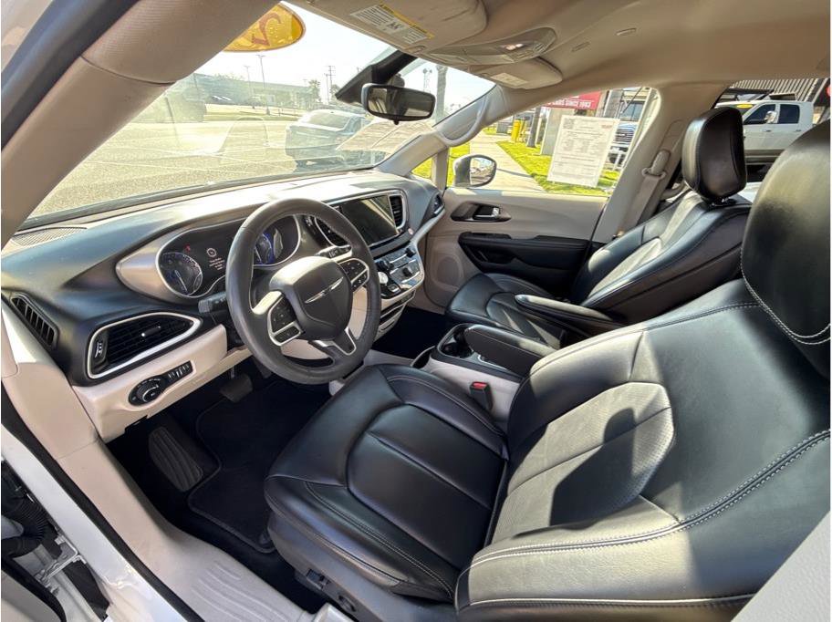 Used 2023 Chrysler Pacifica Touring-L FWD image 13