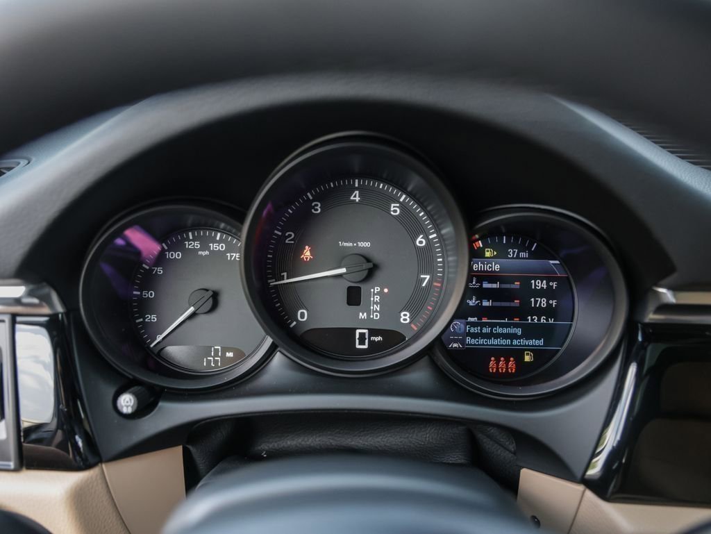 Certified 2025 Porsche Macan image 15