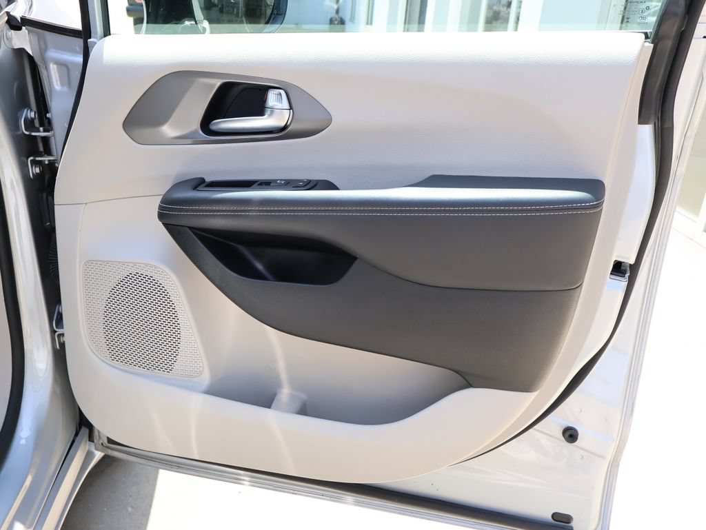 Used 2024 Chrysler Pacifica Touring-L FWD image 32