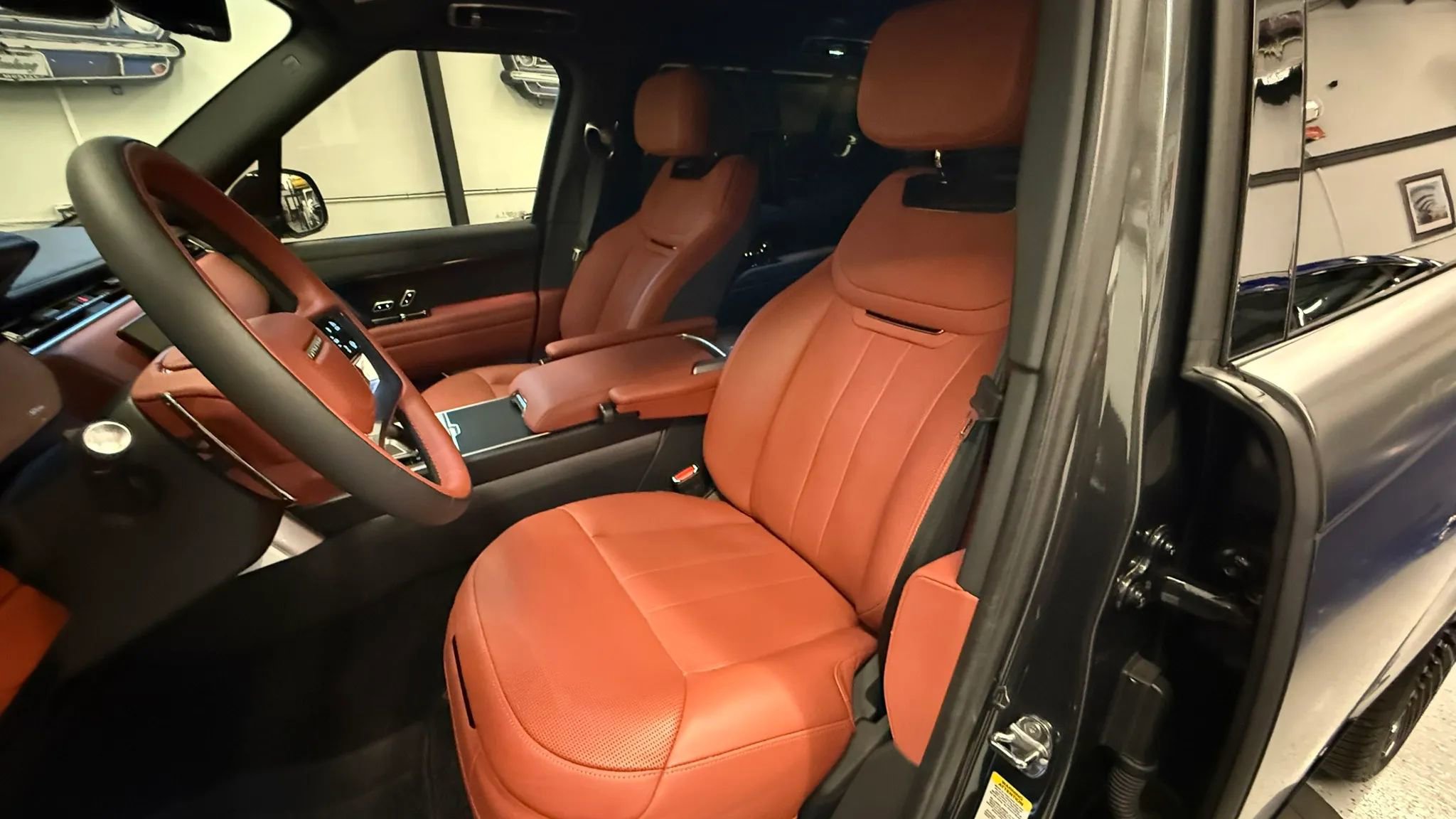 Used 2025 Land Rover Range Rover SV AWD/4WD image 11