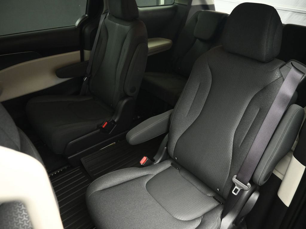 Used 2024 Kia Carnival LX image 58