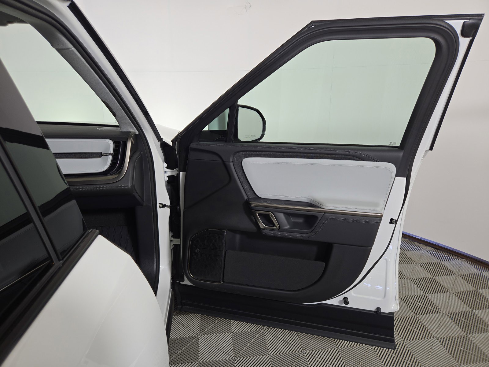 Used 2024 Rivian R1S Adventure AWD/4WD image 18