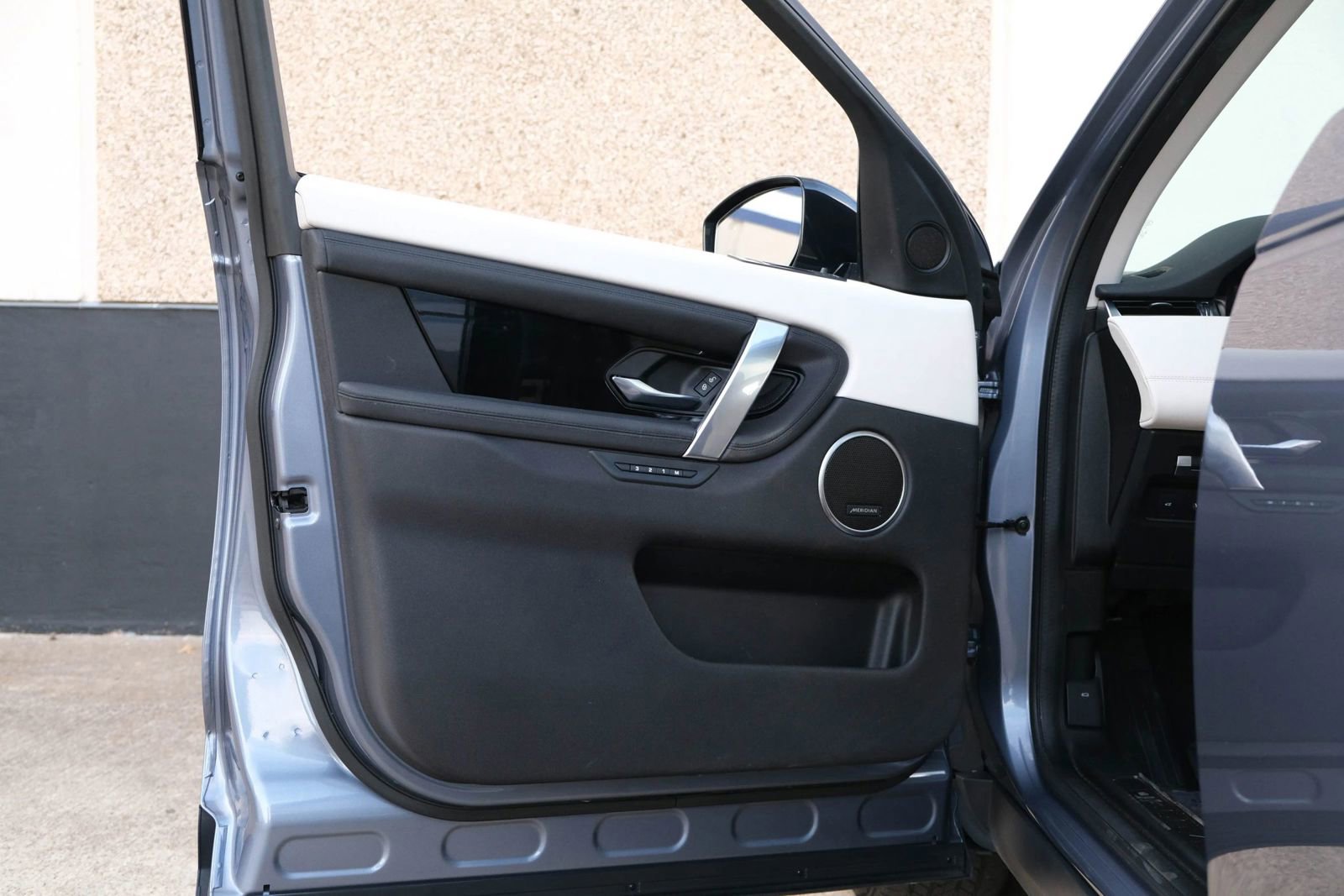 Used 2020 Land Rover Discovery Sport SE image 19