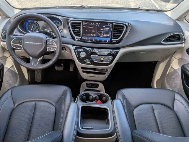 Used 2024 Chrysler Pacifica Touring-L FWD image 16