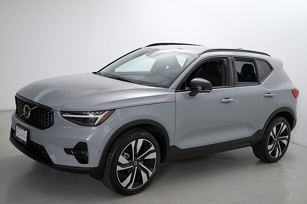 Certified 2025 Volvo XC40 B5 Ultra AWD/4WD image 6