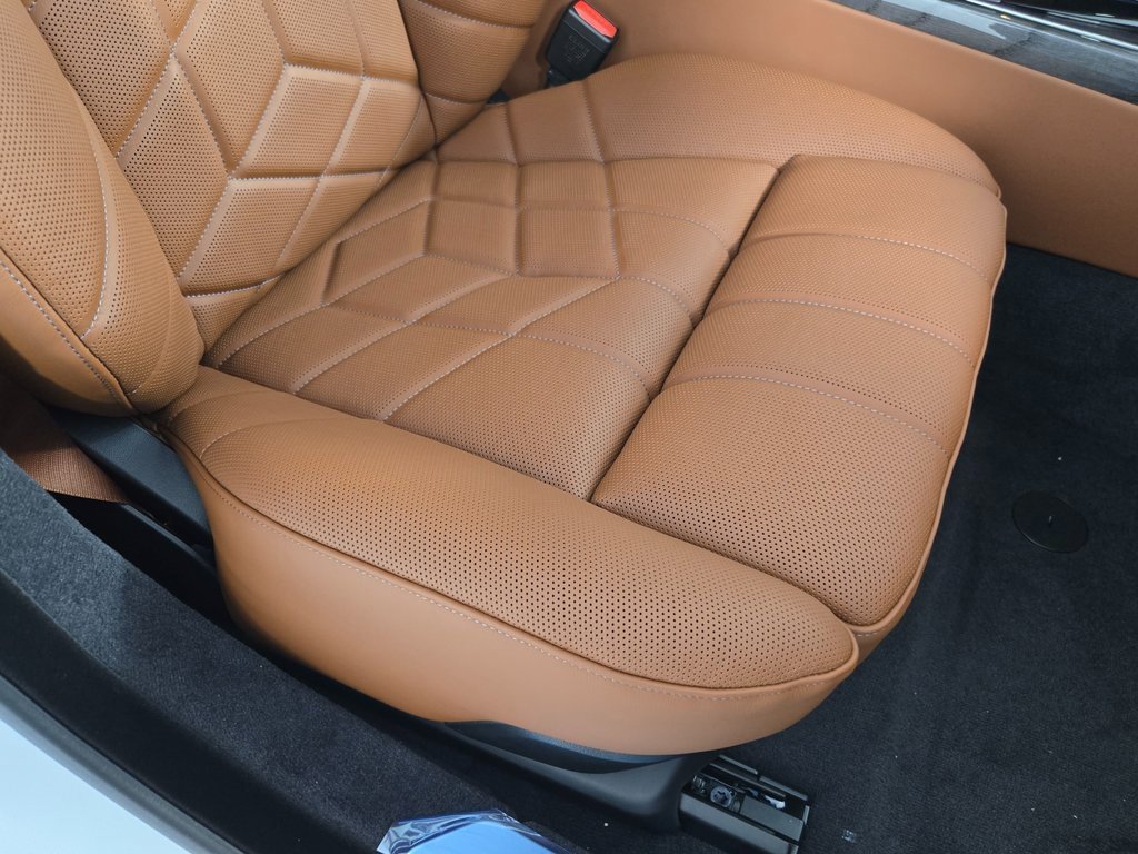 New 2026 BMW 750e xDrive image 17