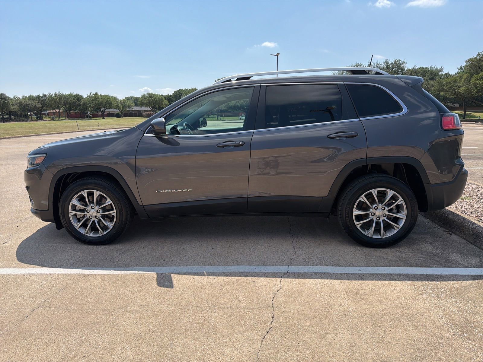 Used 2019 Jeep Cherokee Latitude Plus FWD image 5